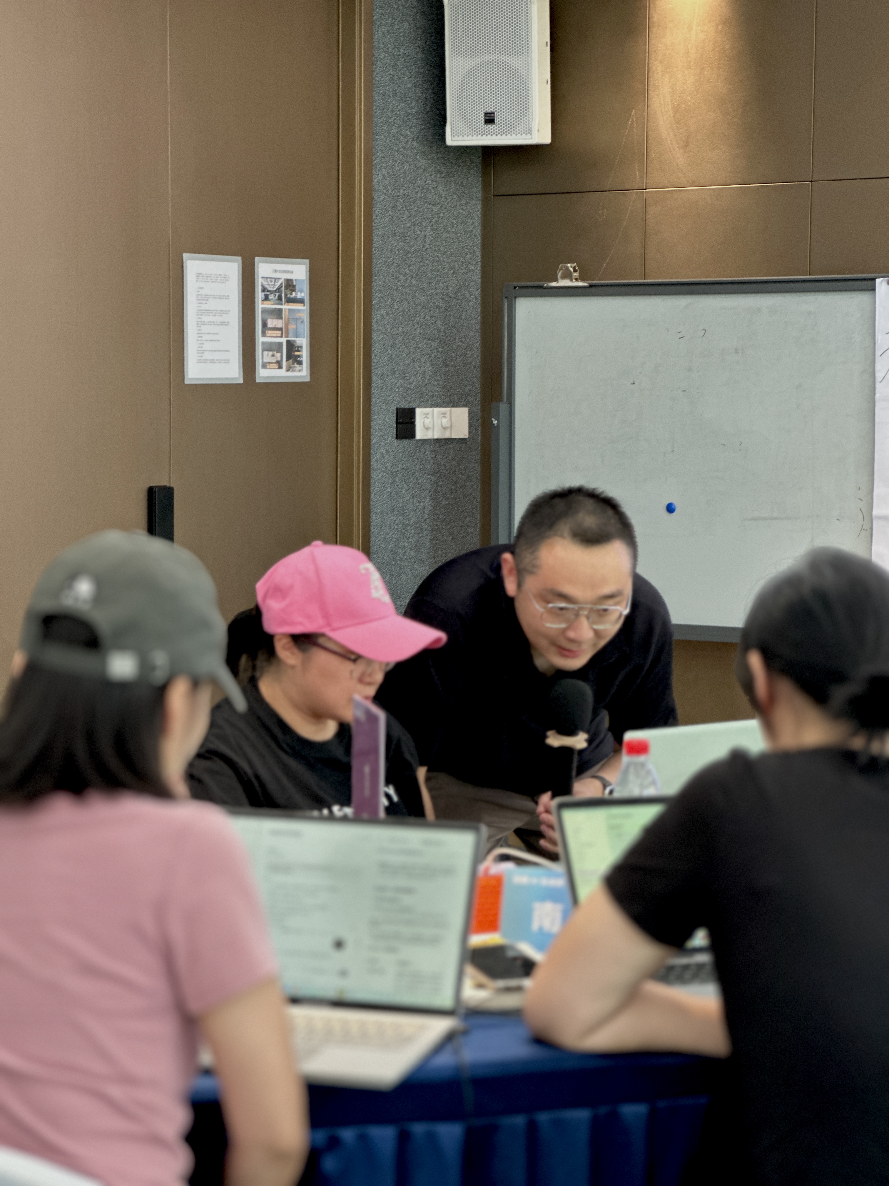 老师在学员身旁进行实操辅导