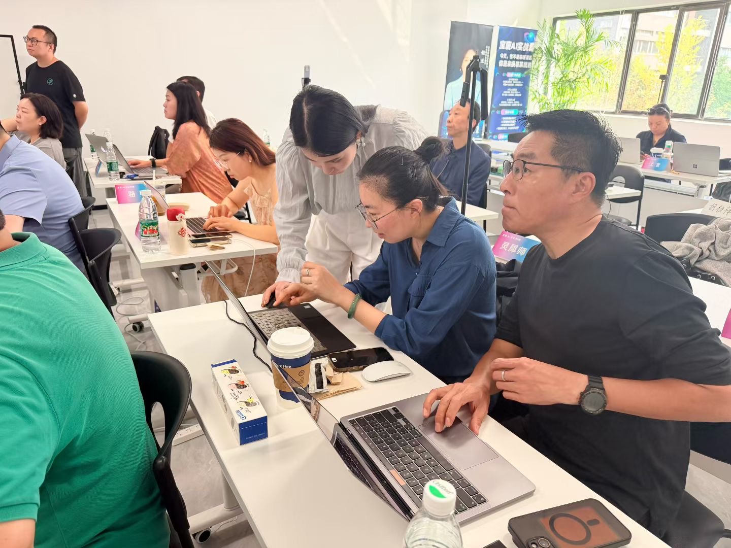 宝藏 AI 线下实操,学员使用电脑完成任务